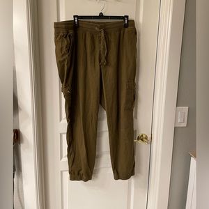 Sonoma mid rise women’s joggers.  XL lot of 2 pants.  Olive and salmon colors.